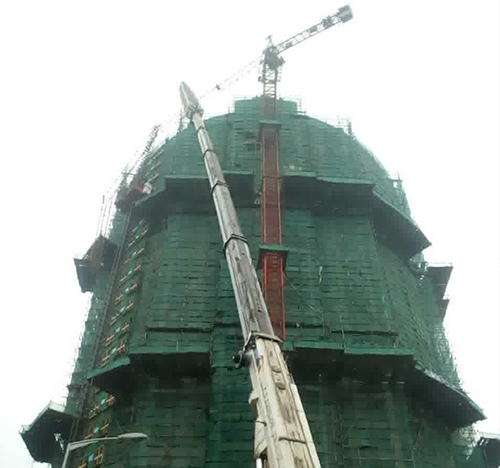 乌拉特中吊车在工地上作业